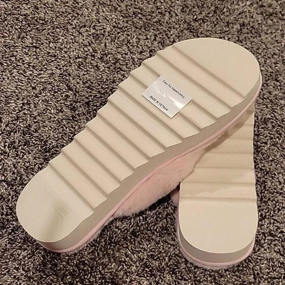 NWT Pink Koolaburra fuzzy sandels/slippers - Picture 4 of 4